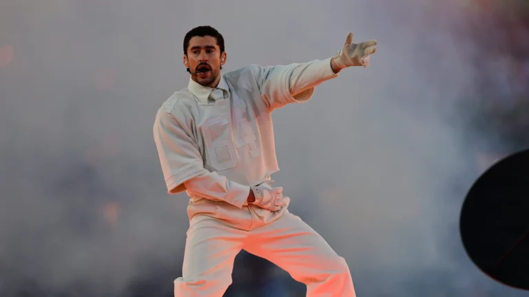 bad-bunny-actuacion-intermedio-super-bowl-2026_98